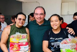 Prefeitura de Junqueiro entrega cestas básicas a famílias atendidas pela Casa da Sopa