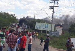 Populares bloqueiam AL 220 em protesto contra excesso de blitz