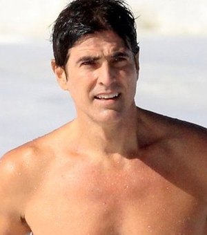 De sunga, Reynaldo Gianecchini rouba a cena na praia com corpão aos 48 anos