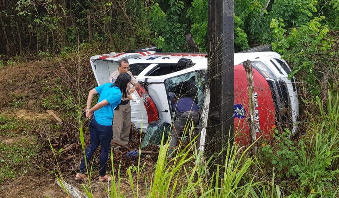 Capotamento de viatura da Polícia Civil deixa feridos na BR-316, em AL