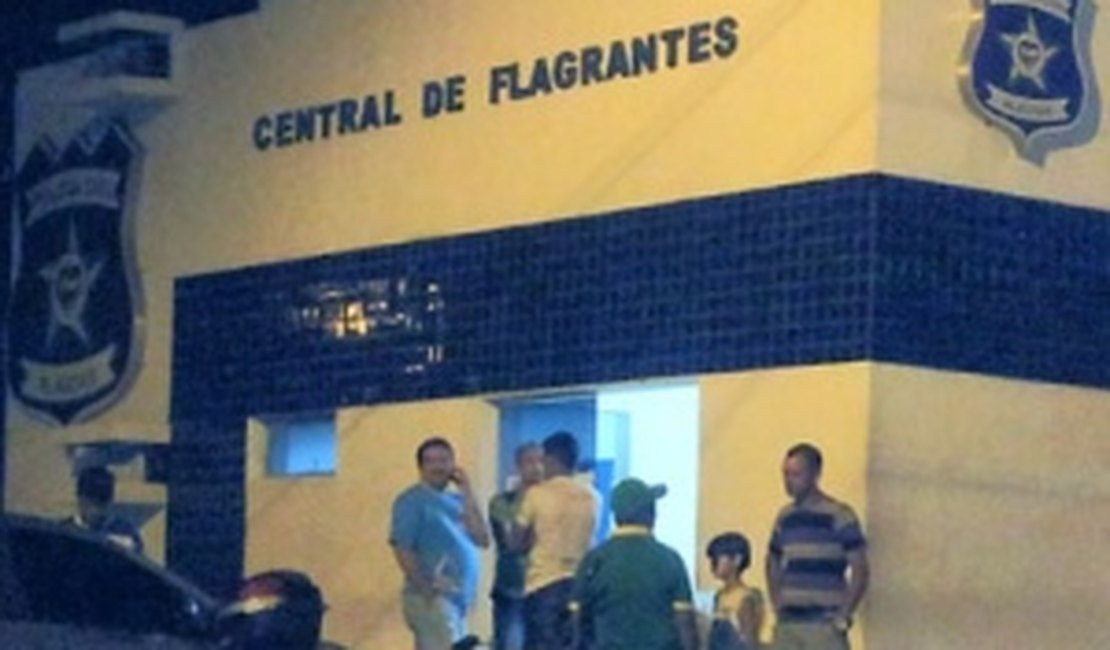 Homem tenta subornar policiais com R$ 500 após ser flagrado com drogas