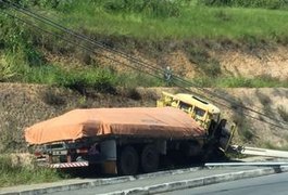 Caminhão invade calçada e colide em poste em Maceió