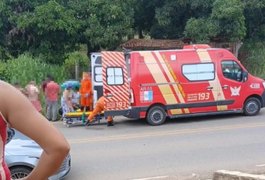 Batida envolvendo moto e carro deixa jovem gravemente ferido na Baixa da Onça, em Arapiraca