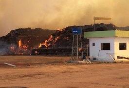 Incêndio destrói toneladas de palhas de cana em armazém