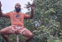 VÍDEO: Homem mostra equilíbrio ao ficar sentado em cima de pau e viraliza na internet