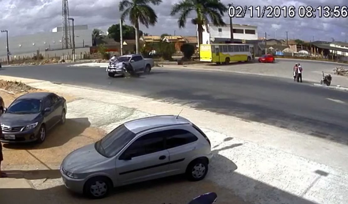 Câmera de segurança flagra acidente na AL-110, em Arapiraca; veja