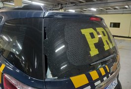 Homem diz que caminhou de Fortaleza a Maceió, depreda viatura da PRF e pede para ser preso