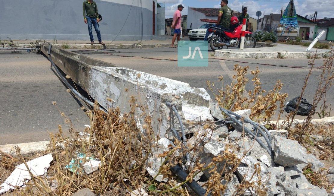 Motorista dá ré e caminhão derruba poste de energia elétrica em Arapiraca