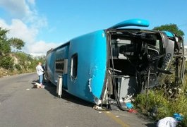 Acidente com ônibus deixa vários feridos na BR-232 em Caruaru