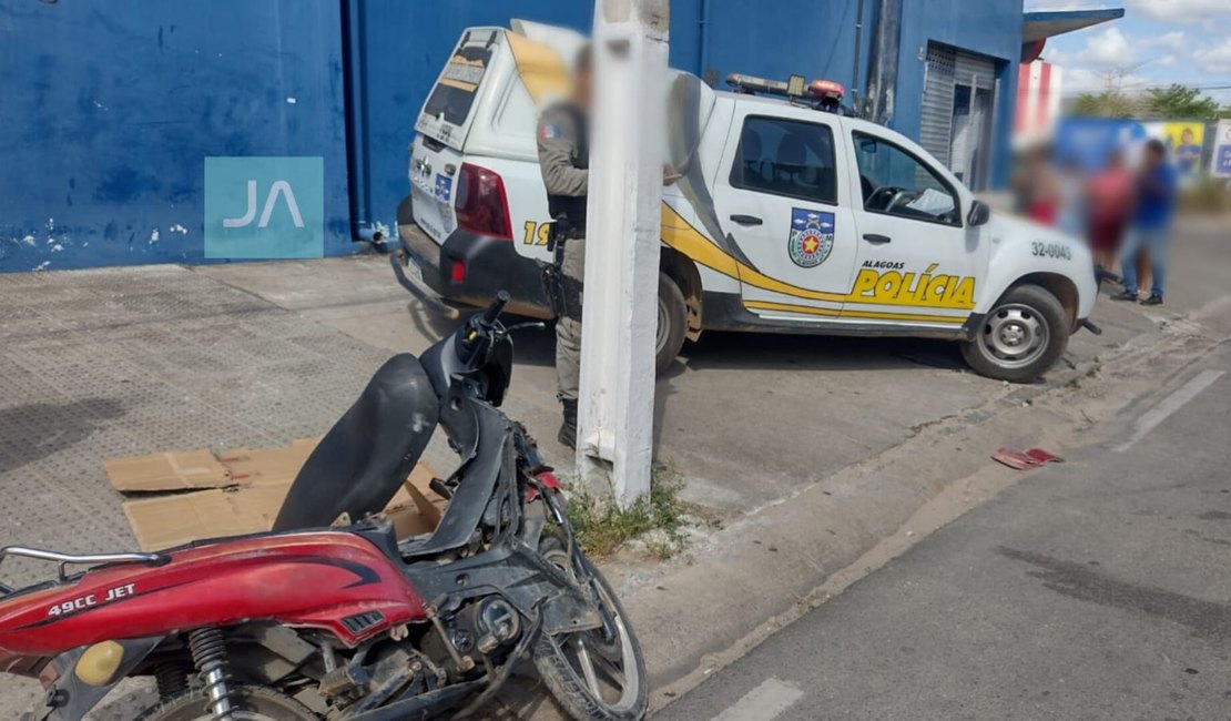 Homem fica ferido após colidir ciclomotor na traseira de automóvel, em Arapiraca