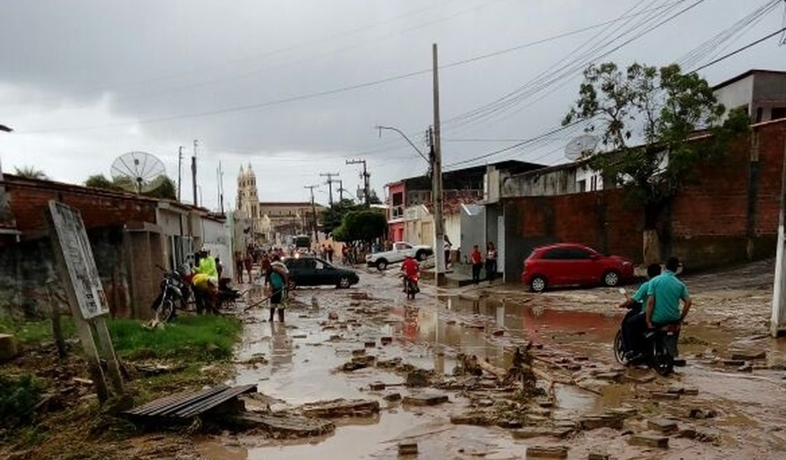Açude se rompe e espalha lama por ruas de Igreja Nova, AL