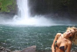 Noiva do ex-jogador Kaká posa de biquíni em cachoeira após detox digital