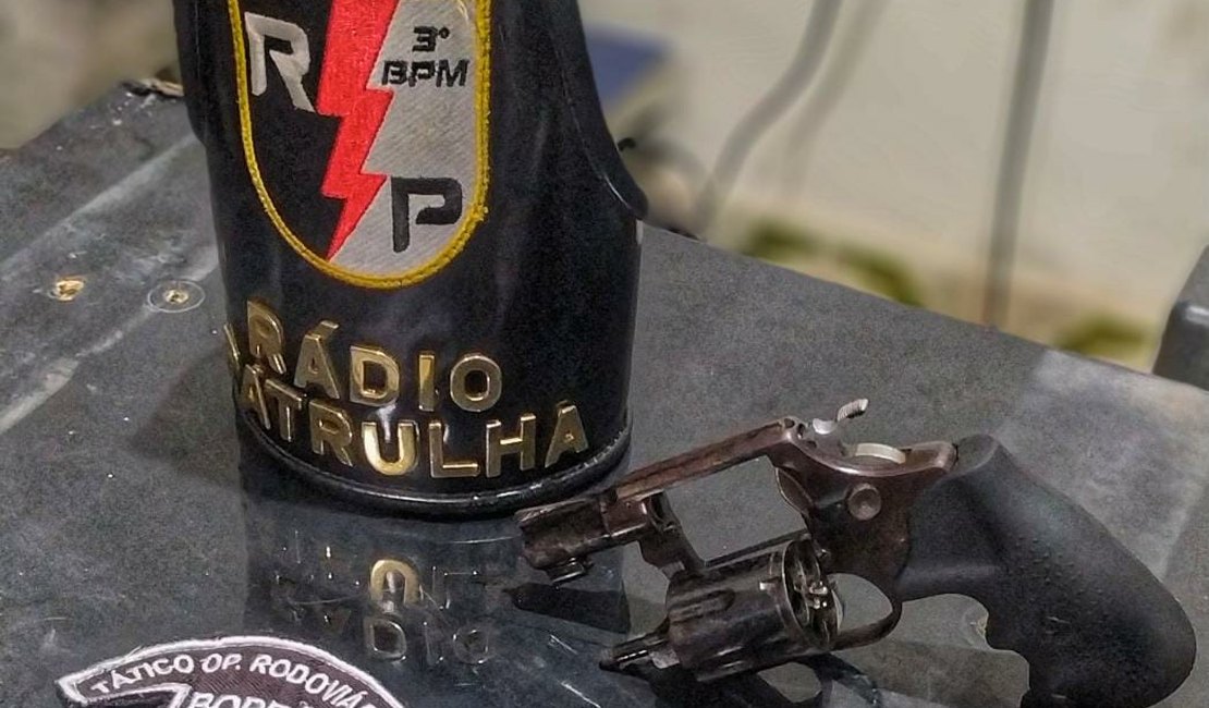 Militares apreendem arma de fogo após  dupla fugir de abordagem policial, em Arapiraca