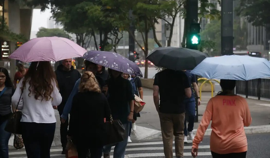 Mesmo com chuva fraca, São Paulo registra falta de luz em bairros