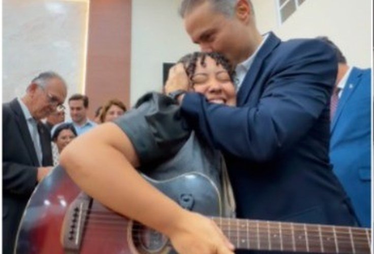 Vídeo de jovem evangélica homenageando Renan Filho viraliza nas redes