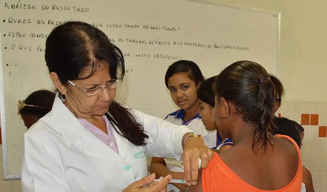 Alagoas passa a aplicar vacina contra o HPV na mesma faixa etária para meninos e meninas