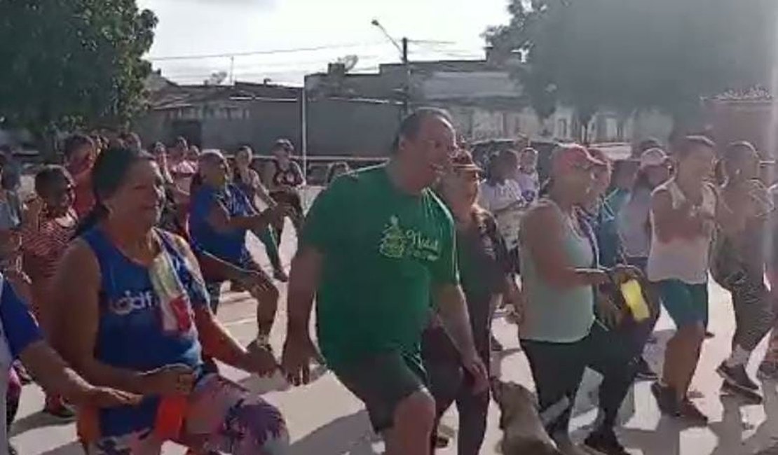 Bastante animado, Luciano Barbosa se joga em aula de zumba em praça de Arapiraca