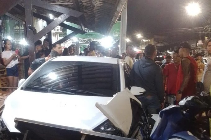 Motorista com sinais de embriaguez derruba motos e invade lanchonete em Maceió