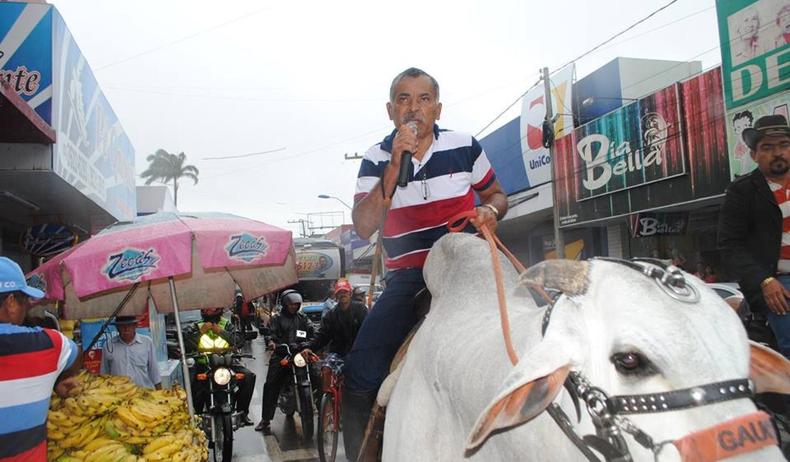 Montado em touro Tarcizo Freire vai às ruas agradecer eleitores em Arapiraca