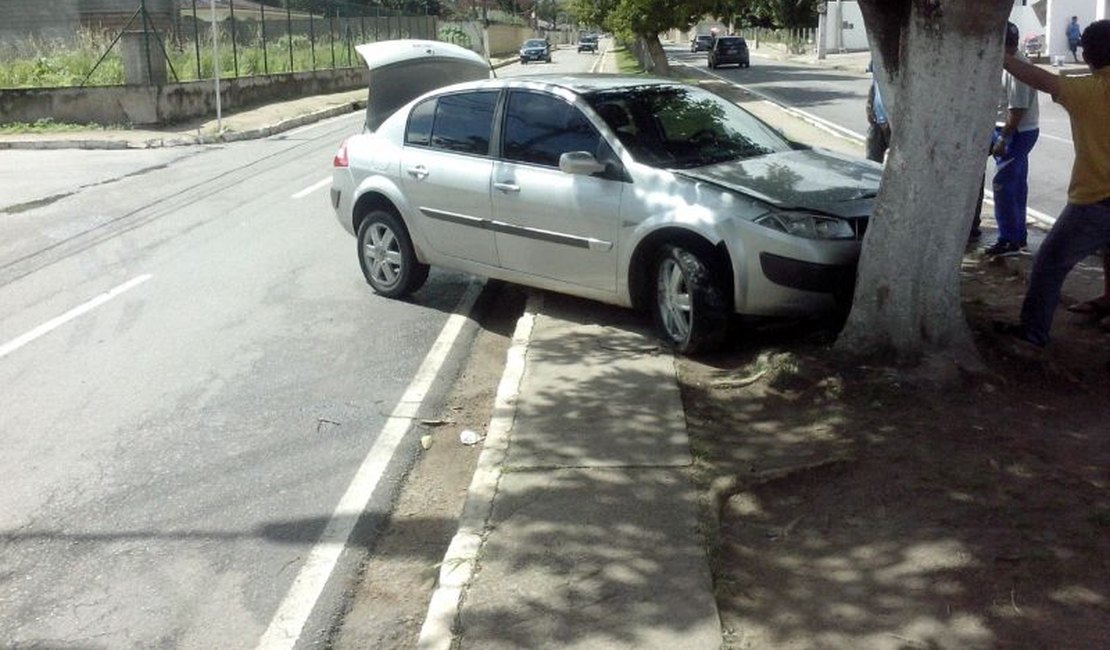 Veículo desgovernado sai da pista e colide com árvore na Avenida Ceci Cunha em Arapiraca