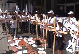 Atingidos por desastre em Mariana fazem ato em frente à Justiça Federal, em BH