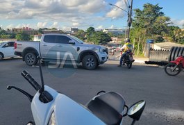 Acidente entre carro e moto deixa trânsito lento em Arapiraca