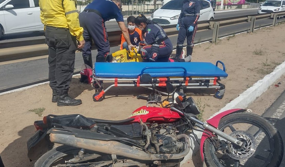 Mototaxista fica ferido em colisão com carro em frente ao shopping em Arapiraca