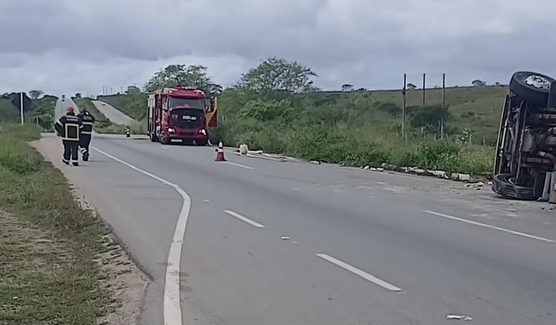 Caminhão que transportava combustível tomba na AL-220, em Batalha