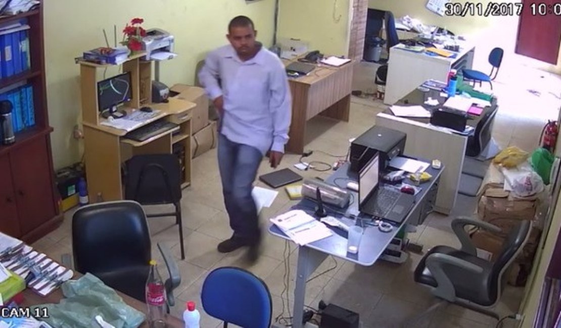 Grupo armado assalta empresa de transporte de turismo