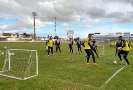 Oficina de goleiros deixa atletas da base do ASA mais próximos do sonho profissional