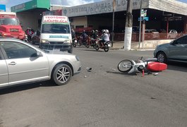 Colisão entre carro e moto é registrada no ﻿bairro Brasília, em Arapiraca