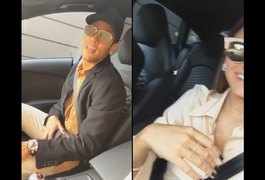 Neymar canta e faz passinho durante passeio com Bruna Marquezine