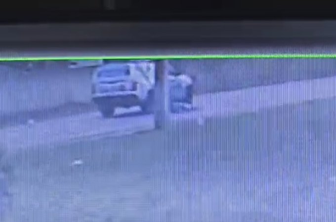 Vídeo mostra homem se jogando embaixo de viatura da Polícia Militar em Arapiraca; vítima não resistiu aos ferimentos e faleceu