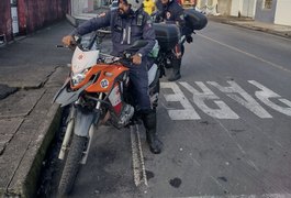 Motorista avança sinalização e colide carro contra motociclista em Arapiraca