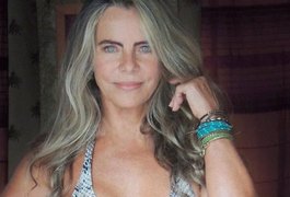 Maravilhosa aos 68 anos, Bruna Lombardi publica foto de biquíni que ela detestou: ''Pedi pra deletar''