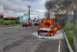 Após casal fazer compras, carro pega fogo na rodovia AL 220 em Arapiraca