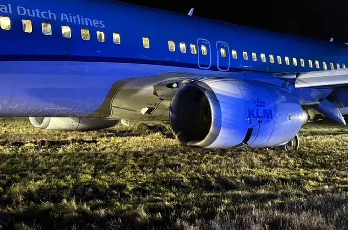 Avião faz pouso de emergência, sai da pista e vai parar na grama, na Noruega