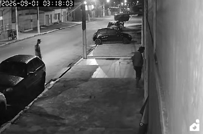 Vítima suspeita que mesma dupla furtou fachada de empresarial e escada em residência de Arapiraca