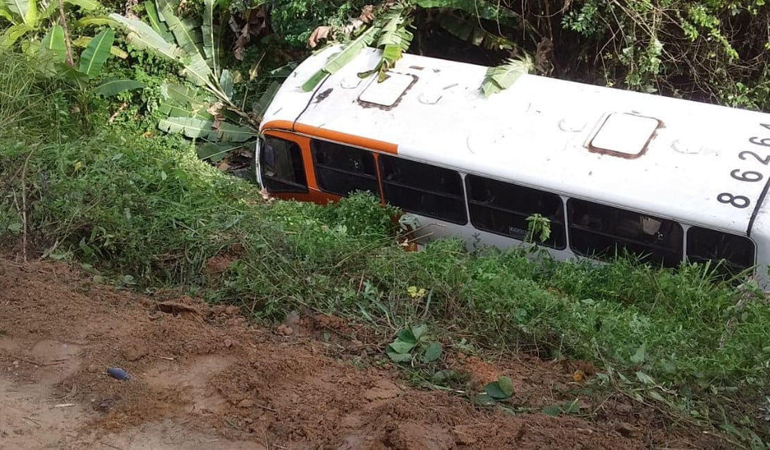 Ônibus com estudantes cai em ribanceira deixando três feridos em Jacuípe, AL