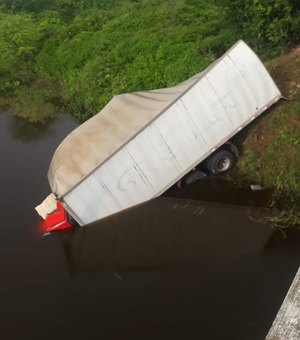 Morre o motorista de caminhão que caiu de ponte em colisão na AL-220, em Jaramataia