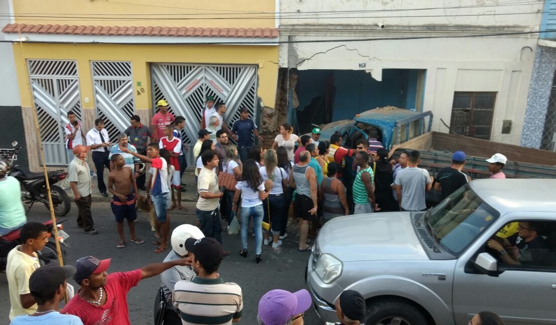 Caminhão desgovernado destrói frente de prédio e deixa duas pessoas feridas no Agreste