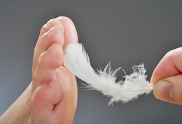 Mulher ganha R$ 725 para fazer cócegas em homem que conheceu na igreja
