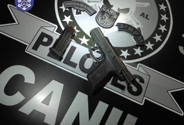 Homem é preso ao ser flagrado com arma dentro de carro, em Arapiraca