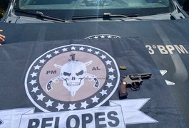 Durante abordagem do Pelopes, suspeito é flagrado com arma de fogo dentro de pochete, em Arapiraca