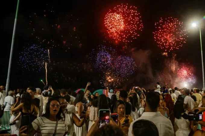 Réveillon em Maceió reúne multidão, tem fogos sem estampido e abre Verão Massayó com festa na orla e nos bairros
