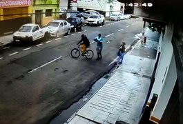 Veja o vídeo: Mulher reage a assalto e impede que dupla roube bolsa, em Arapiraca