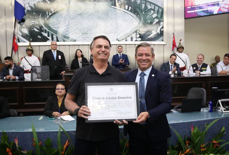 Jair Bolsonaro recebe título de Cidadão Honorário de Alagoas