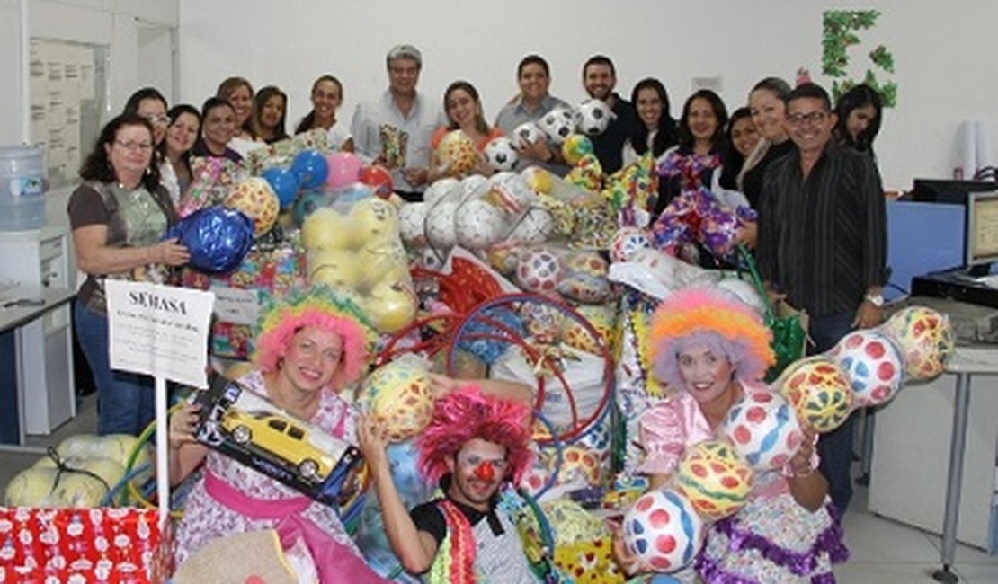 Servidores municipais realizam doação de mais de 700 brinquedos