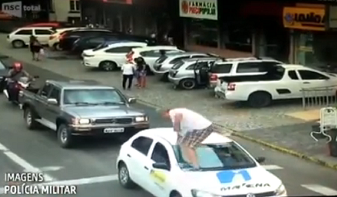 VÍDEO. Em protesto, vereador passa por cima de carro parado em faixa de pedestre