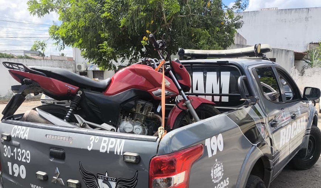 Motocicleta roubada é recuperada pela polícia às margens da AL-110, em Arapiraca